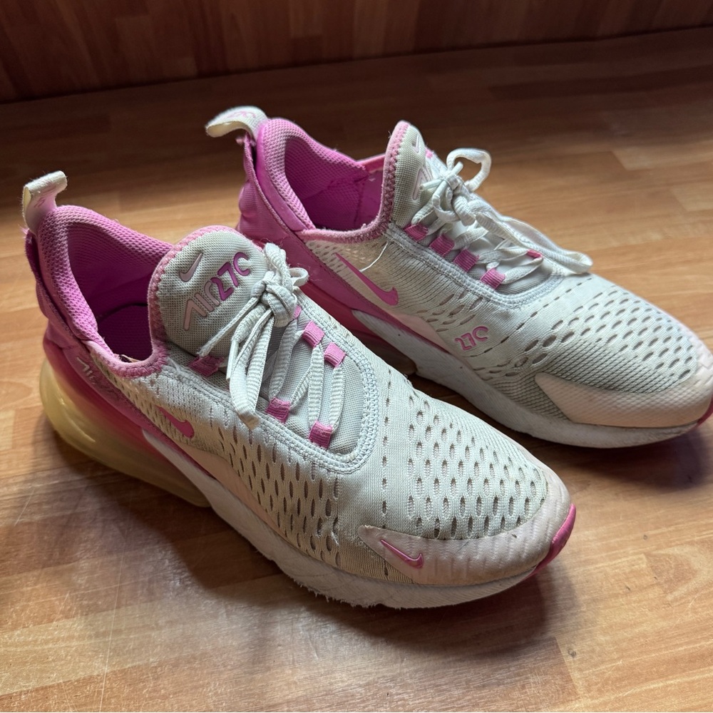 Nike Air Max 270 shoes in a white/light gray and pink size 6.5